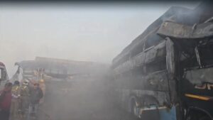 यमुना एक्सप्रेसवे हादसा: 8 बसें और 3 कारें टकराईं, भाजपा नेता सहित 13 की मौत; DNA से होगी पहचान