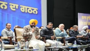 अरविंद केजरीवाल और CM भगवंत सिंह मान की पंजाब के व्यापारियों और दुकानदारों से मुलाकात; कहा, अब उन्हें दफ्तरों के चक्कर नहीं लगाने पड़ेंगे, ‘आप’ सरकार खुद उनके पास पहुँचेगी