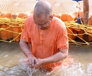 प्रयागराज पहुंचे CM Yogi, माघ मेला में संतों के साथ किया गंगा पूजन