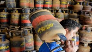 बेंगलुरु, मुंबई समेत देश के कई शहरों में LPG सिलेंडर का संकट; केंद्र सरकार का आया जवाब