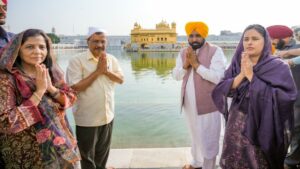गोल्डन टेंपल पहुंचे अरविंद केजरीवाल और CM भगवंत मान: माथा टेक कर शुकराना अदा किया, बोले- दिल्ली की अदालत ने खारिज किए आरोप