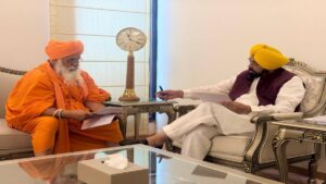 संत बलबीर सिंह सीचेवाल की CM भगवंत मान से मुलाकात, धुसी बांध मजबूती और 117 करोड़ की सड़क पर चर्चा